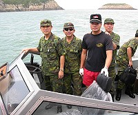 馬防部指揮官張中將在相關幹部陪同下至高登、北竿等地視導連隊據點環境,並與海龍蛙兵弟兄合影於小艇上,足見指揮官平易近人之特質。(圖/文:簡志偉)