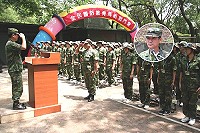 馬祖暑期戰鬥營第五梯次熱鬧開跑!指揮官張中將於開訓典禮中授旗予學員代表,並於致詞時希冀學員們能在六天五夜的行程中充分體驗戰地軍事文化和留下美好的馬祖回憶!(圖與文:鄒鑫、劉家興)
