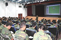 參謀主任陳上校針對「資安工作」的維護,一再訓勉、要求全軍官兵務須透過建立制度、逐級指導、綿密督檢等,方能臻於完善。(圖與文:吳孟學)