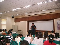 　縣長陳雪生在馬祖民俗文物館勉勵參加地方特考、升官等考試解題技巧研習的學員。（圖／文：邱竟瑋）