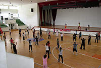 　衛生局有氧運動舞蹈教學歡樂登場，吸引全場的婦女朋友到場運動一下，大家都說成效真不錯！（圖／文：曹重偉）