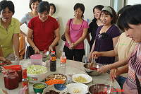馬祖區漁會舉行紅糟鰻醃製教學,吸引近卅名地區婦女參加。(圖:馬祖區漁會提供)