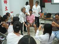 針對東莒鄉親特有的「花蛤膝」拔罐保健方法,沈邑穎醫師現場細細解說。(圖/文:林冰芳)