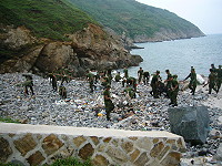東引國軍弟兄淨灘,為維護環境清潔盡心力。(圖:東引鄉公所提供)