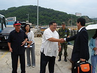 　為關懷子弟兵在馬服役，基隆市議會一行在副議長曾水源（左一）領軍下抵馬訪視，議長陳振清、議員李金梅親往迎接表達地區熱誠歡迎之意。（圖╱文：劉秋月）