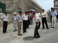 　徐文吉副縣長了解東引鄉地下管線「齊挖齊補」施工情形。（圖／文：陳其敏） 