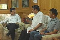　縣長陳雪生及立委林惠官拜會內政部次長簡太郎，就地方行政機關組織準則修正對地方行政機關造成重大衝擊進行說明，並要求相關修正應符合地方特性。（圖：縣政府提供）