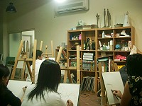 　芙蓉海畫會繪畫基礎班成員正在用素描為水彩畫打稿。（圖／文：邱竟瑋）