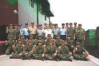 國防部長李天羽日前由參謀總長霍一級上將、陸軍司令趙上將及政戰局長陳上將陪同下,前往東莒、北竿等地區視導防務,對官兵平時戰備訓練辛勞表示嘉許,並期勉官兵堅守崗位、嚴守紀律,為國家安全盡心盡力。此外,部長一行人亦與戍守官兵合影留念,展現部隊高昂士氣。(圖/文:劉家興)