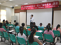 　外籍配偶「知性成長講座」歡樂登場，講師鄭雲龍透過親自示範教導現場學員正確的行住坐臥姿勢。（圖／文：曹重偉）