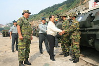 國防部長李天羽視察東引防區,提前向官兵祝賀秋節快樂。(圖:東引指揮部提供)