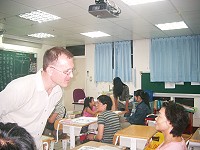 　外籍老師羅伯與成人英語班學員練習基礎對話。（圖／文：邱竟瑋）