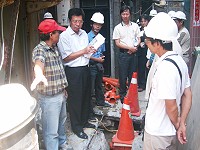 　縣府施工查核委員會同工務局、包商前往山隴軍友街，查核汙水下水道施作情形。（圖／文：邱竟瑋）