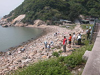 　塘岐社區發展協會昨天發起澳口淨灘活動。（圖／文：陳鵬雄）