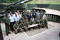     馬防部指揮官張中將與台南市秋節慰問團及市籍役男於著名二四○榴砲前合影，慰問團對馬祖戰地風光留下深刻印象。（圖／文：簡志偉）