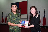 指揮官張中將致贈朱士炘老師紀念獎牌,感謝其帶來的精闢演說,充實全體官兵兩性關係知識。(圖/文:劉家興、簡志偉)