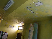 　馬祖天主教堂斑駁牆壁一角，所需整修經費亟待各界伸出援手。（圖╱文：劉秋月）