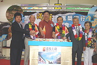 　前縣長李麒麟伉儷（右）與馬祖政委會秘書長黃偉嵩、司令官梁世銳將軍（右三）、縣長陳雪生、觀光局長曹爾元在松山機場共同推廣馬祖旅遊優惠。（圖：縣府觀光局提供）