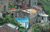 　東引樂華村一民房屋頂遭颱風掀起。（圖／文：陳其敏）