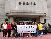 　以水上救生協會為主的多位郭姓民眾親友，昨天上午專程到縣議會陳情，喊出「譴責暴力、還原真相」的訴求。（圖／文：曹重偉）