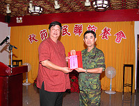 　縣長陳雪生率馬祖各界秋節致敬團向官兵弟兄祝賀佳節快樂並致贈加菜金，由馬防部指揮官張慶翔代表接受。（圖／文：曹重偉）