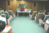 　民營化問卷調查引起東引酒廠員工疑惑，陳雪生縣長指派王詩乾參議到東引說分明。（圖／文：陳其敏）