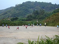 　莒光棒球聯隊在東莒直昇機場練球。（圖：東莒社區發展協會提供）