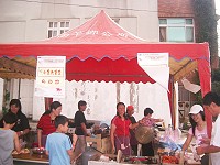 　「鐵板小食─園遊會」現場，攤販敲鑼招攬生意。（圖／文：邱竟瑋）