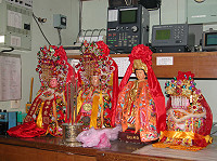 　由大甲鎮瀾宮所贈並供奉在馬祖境天后宮中已達六年的媽祖金身（左一）昨晨遭竊，圖為今年媽祖文化節媽祖金身搭乘臺馬輪前往湄洲。（圖／文：曹重偉）