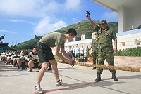 　東引指揮部舉辦秋節運動競賽，弟兄為爭取榮譽莫不努力以赴。（圖：東引指揮部提供）