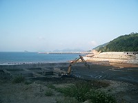 　縣府著手清運清水澳口因珠山電廠產生的廢土。（圖／文：邱竟瑋）