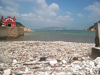 　牛角海灘出現大批海漂垃圾。（圖／文：邱竟瑋）