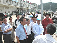 　交通部部長蔡堆於福澳碼頭聽取「新設浮動碼頭工程」簡報，親身感受馬祖民眾上下船的不便與危險，隨後立即進行福澳碼頭區擴建工程進度之瞭解與討論。（圖╱文：劉秋月）