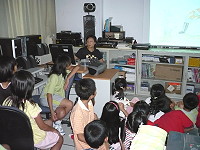 　仁愛國小輔導室利用繪本資訊教學，讓「兩性教育」變得生動有趣。（圖╱文：劉秋月）