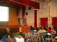 　中正國中小學校日，陳元利進行校務報告。（圖／文：邱竟瑋）