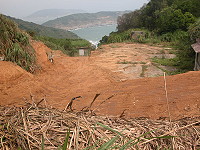 　北竿風山廢土區進場道路由工務局發包施工中。（圖／文：陳鵬雄）