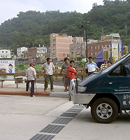 縣府工務局會同廠商勘察山隴入村道路截水溝蓋及人孔蓋。(圖/文:邱竟瑋)