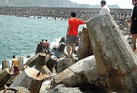 台籍釣客反映消波塊遭漁網纏掛,海巡單位協請漁民進行清除。(圖/文:陳其敏)