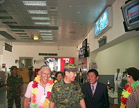 前馬防部將軍龔力夫婦抵馬,馬防部指揮官張慶翔與地區各界在南竿機場迎接。(圖/文:邱竟瑋)