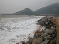 　颱風回南威力仍強，塘后道路基遭浪襲淘空。（圖／文：陳鵬雄）