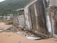 　午沙一間老舊營舍因颱風造成地基淘空，產生傾斜現象。（圖／文：陳鵬雄）
