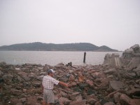 　填海造成的福澳碼頭北防波堤，因颱風巨浪造成部份土方流失，施作單位及縣府已著手修復。（圖／文：邱竟瑋）