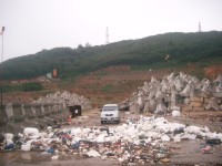 　海浪沖上岸的垃圾堵住福澳碼頭北防波堤通往工區的要道。（圖／文：邱竟瑋）