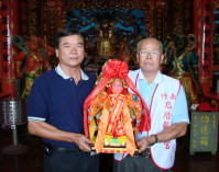 　有感地區誠意，竹南后厝龍鳳宮廟管會一行帶著媽祖金身專程回訪馬祖進香，並在馬祖境天后宮前合影留念。（圖／文：曹重偉）
