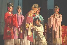 　福州市閩劇院移師南竿介壽堂演出吸引爆滿觀眾，楊門女將誓言要報家恨一幕，讓全場觀眾為之動容。（圖／文：曹重偉）
