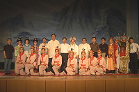 　福州市閩劇院一口氣帶來兩場演出，緊湊武戲讓觀眾頻頻叫好；縣長陳雪生、議長陳振清在謝幕後特別上台向所有演員握手致意。（圖／文：曹重偉）