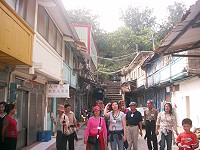 　旅台鄉親林金妹（左四）攜女（左五）重返梅石小街。（圖／文：邱竟瑋）