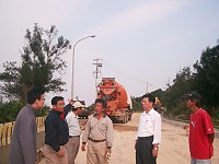 　縣府工務局昨會同道路、台電管線地下化及寬頻施作單位，勘察馬港至軍人紀念園區路段。（圖／文：邱竟瑋）