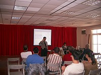 　連江縣政府附近地區更新計畫第二次地方說明會，計畫團隊向山隴村民解釋。（圖／文：邱竟瑋）