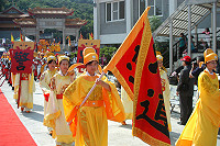 　台馬同披媽祖德澤　兩岸齊謝聖母神恩。（圖與文：劉秋月、曹重偉）